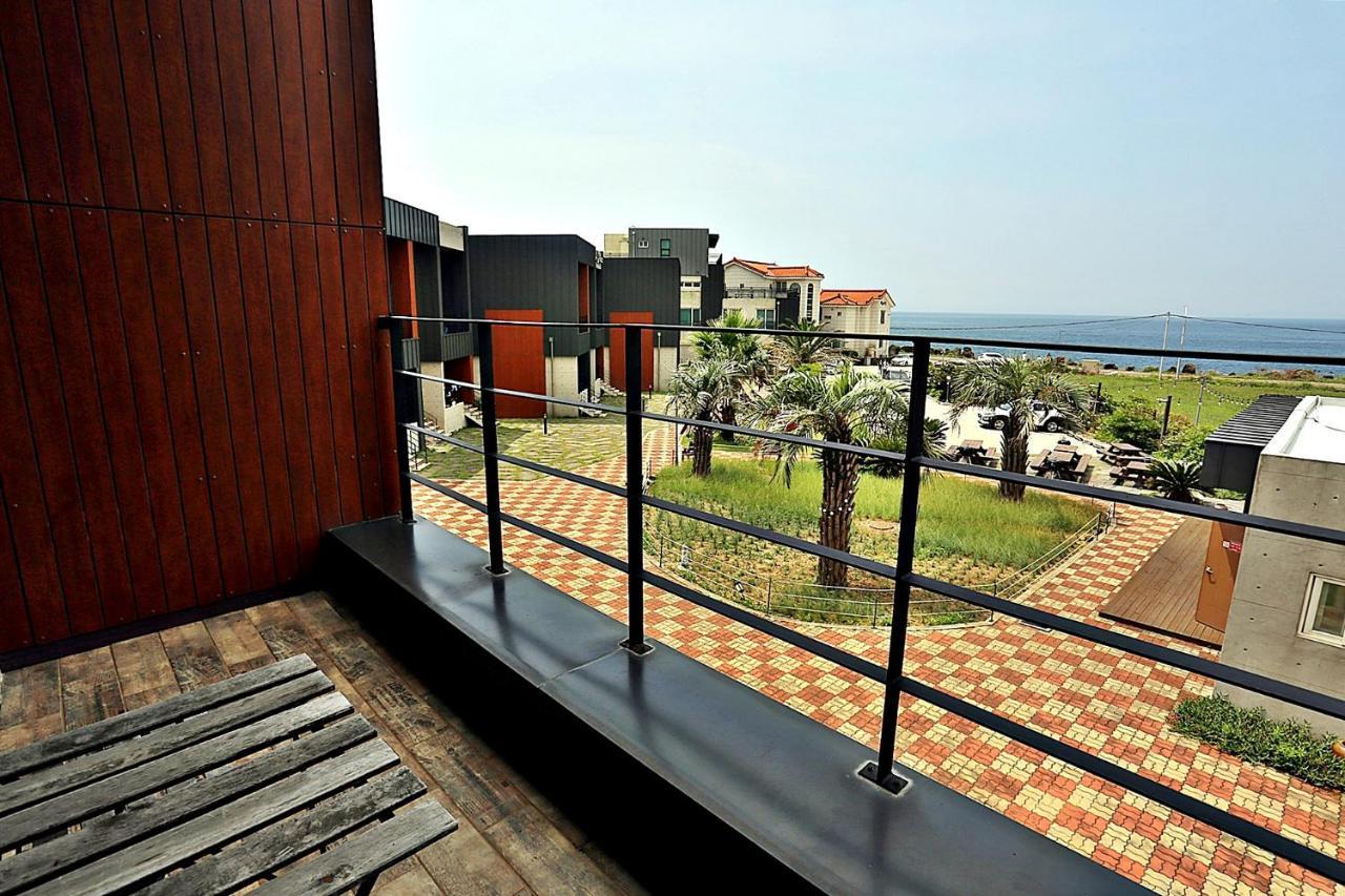 J Raum Resort Seogwipo Extérieur photo