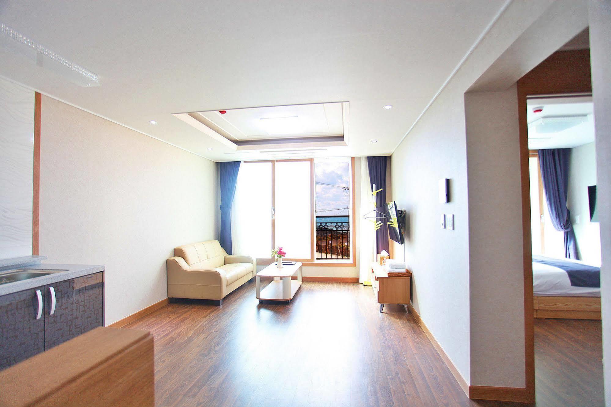 J Raum Resort Seogwipo Extérieur photo