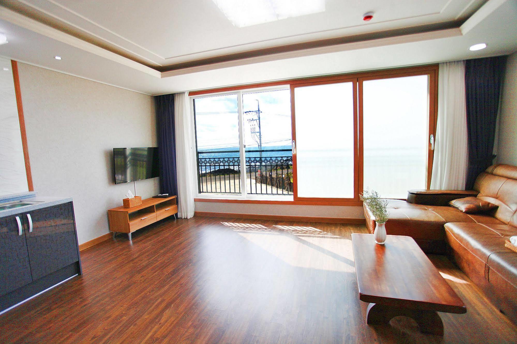 J Raum Resort Seogwipo Extérieur photo