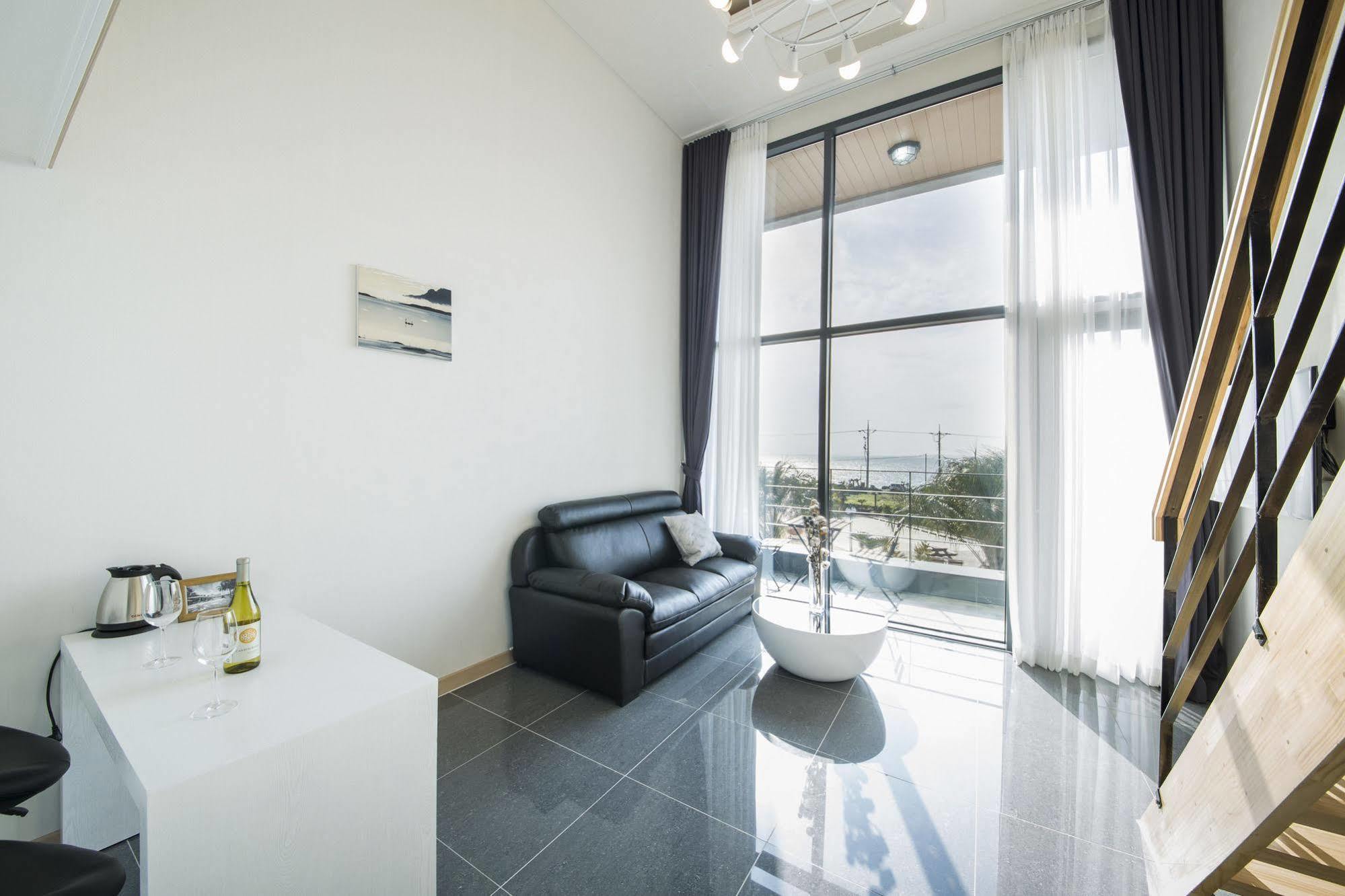 J Raum Resort Seogwipo Extérieur photo
