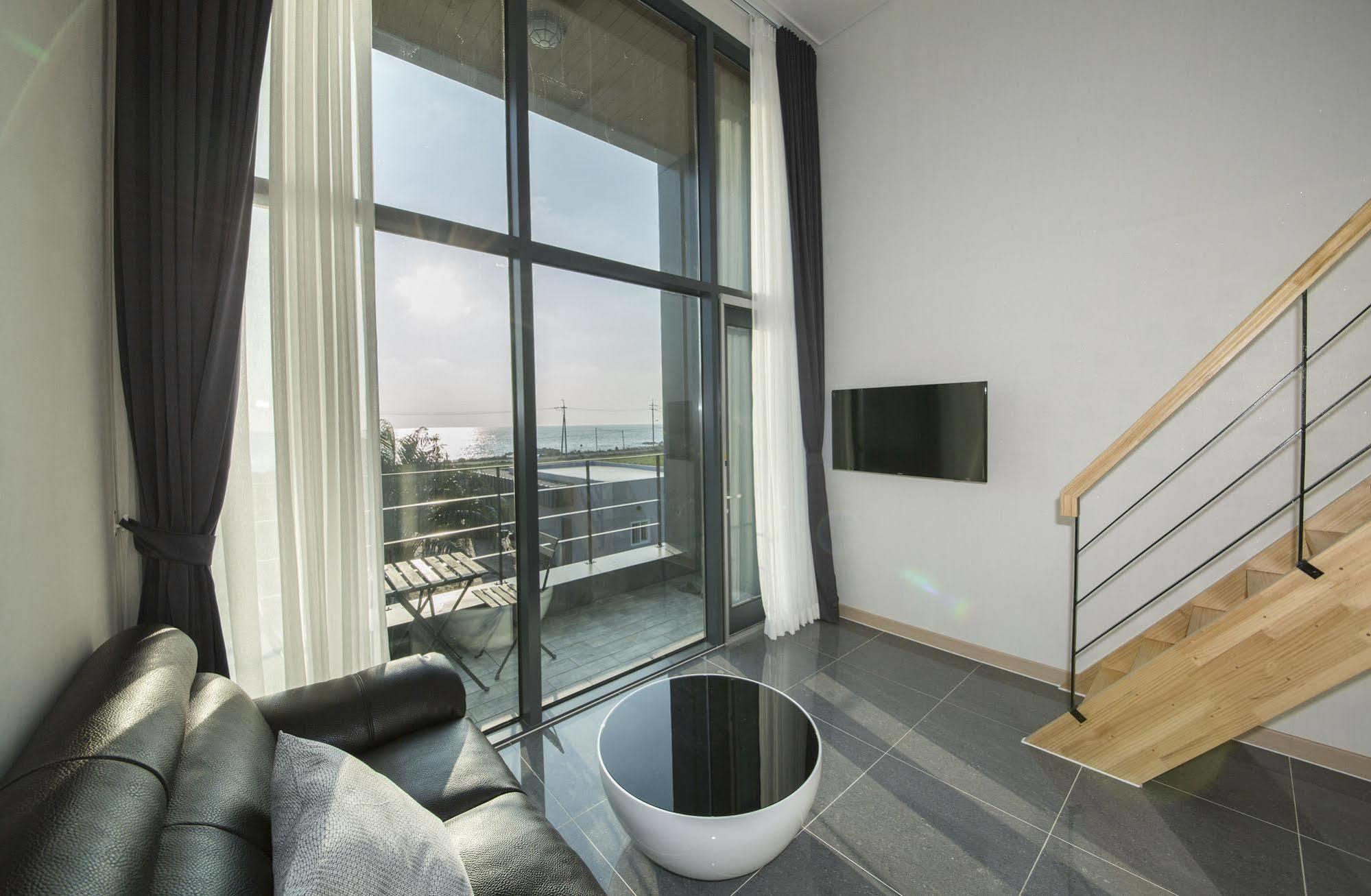 J Raum Resort Seogwipo Extérieur photo