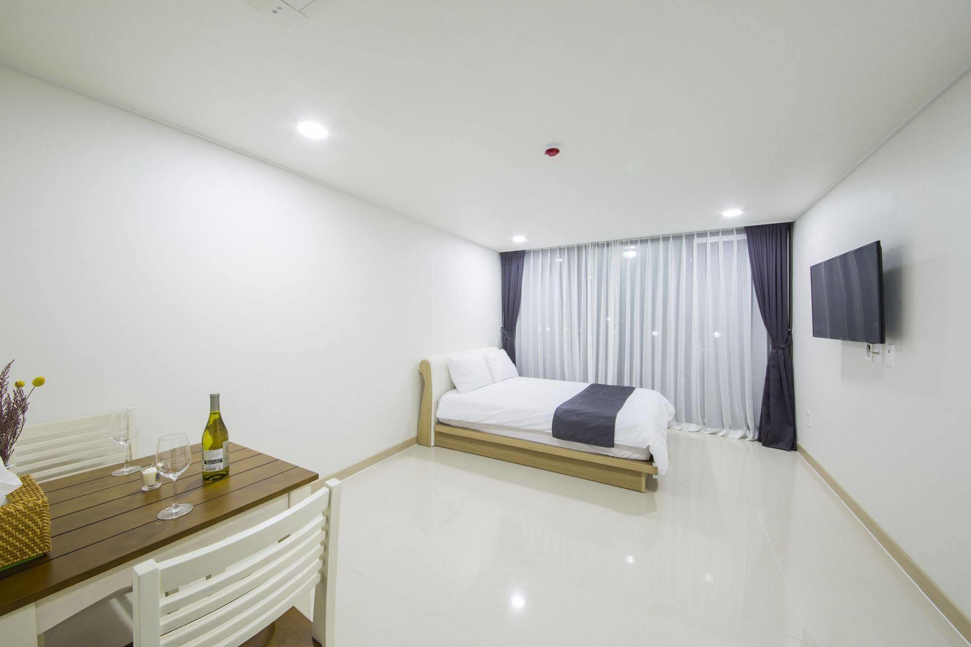 J Raum Resort Seogwipo Extérieur photo