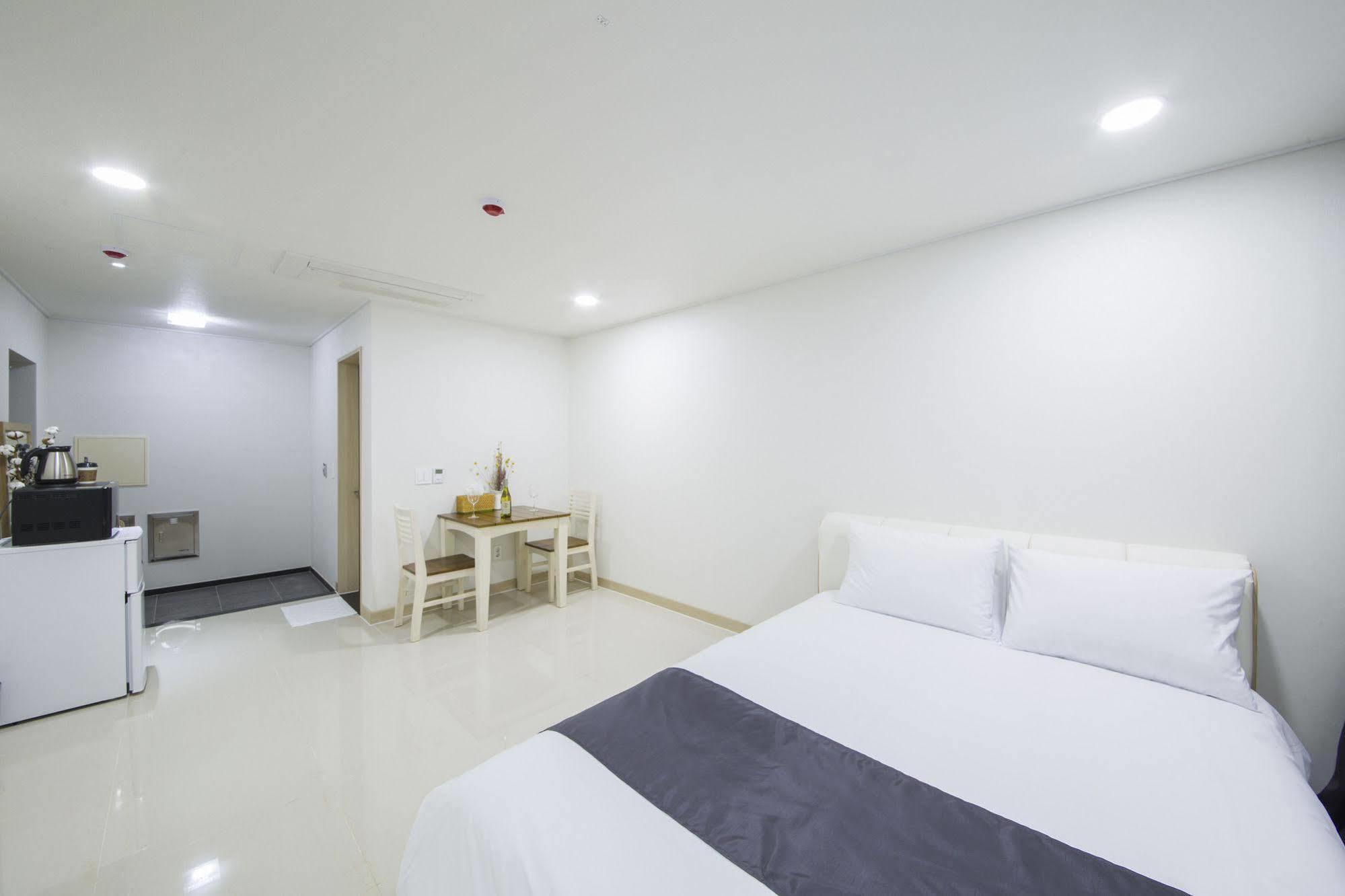 J Raum Resort Seogwipo Extérieur photo