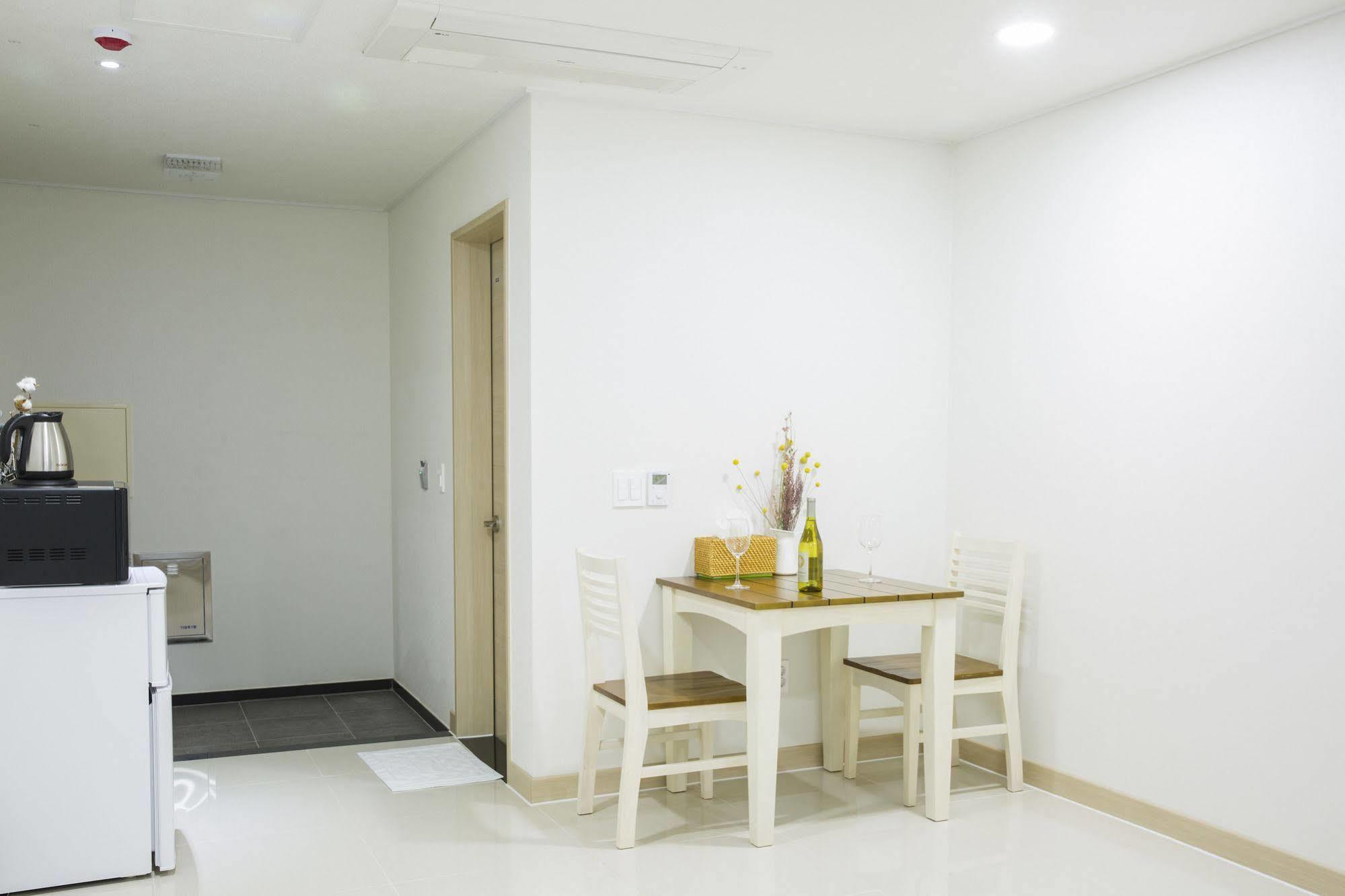 J Raum Resort Seogwipo Extérieur photo