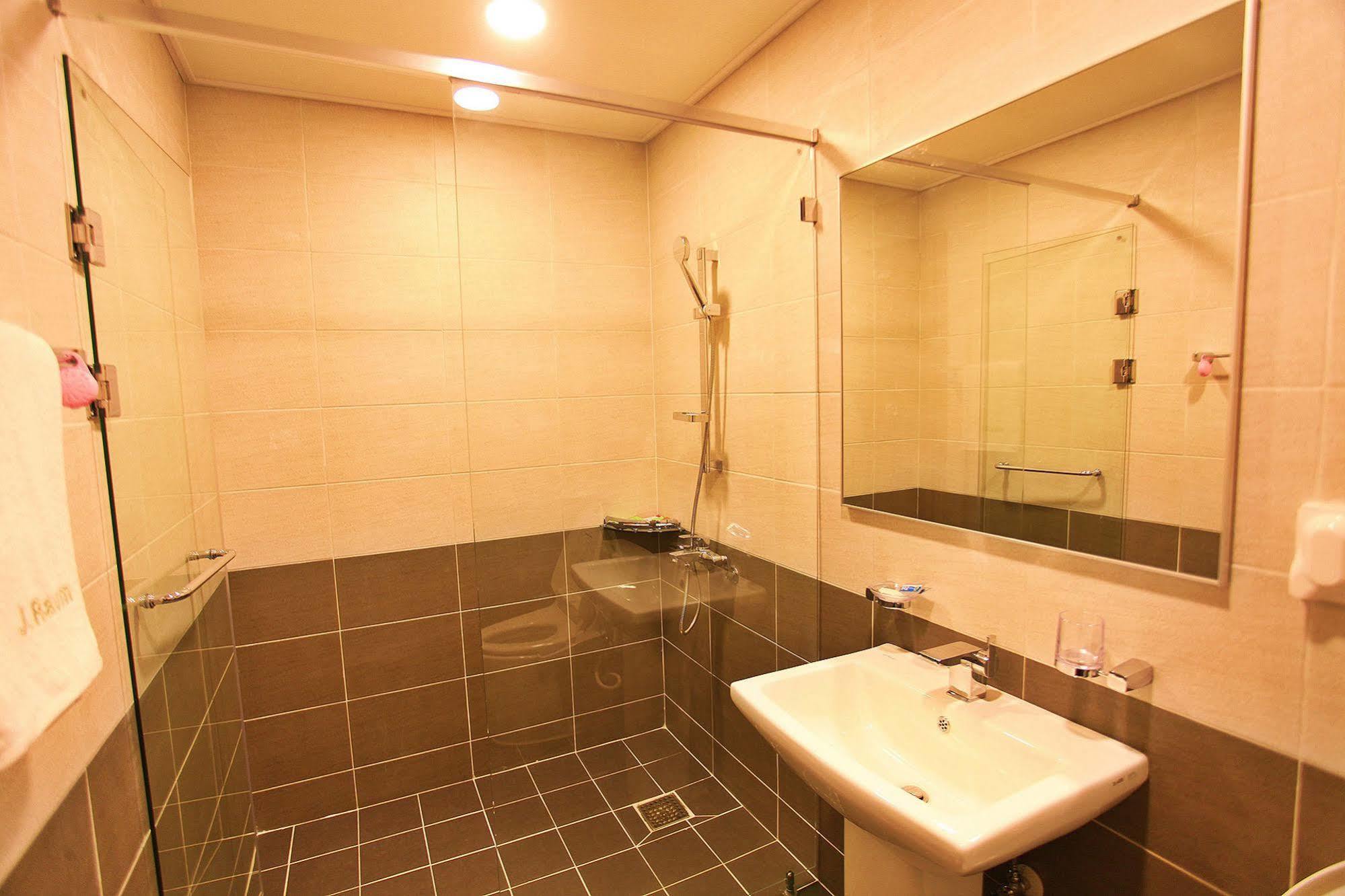 J Raum Resort Seogwipo Extérieur photo