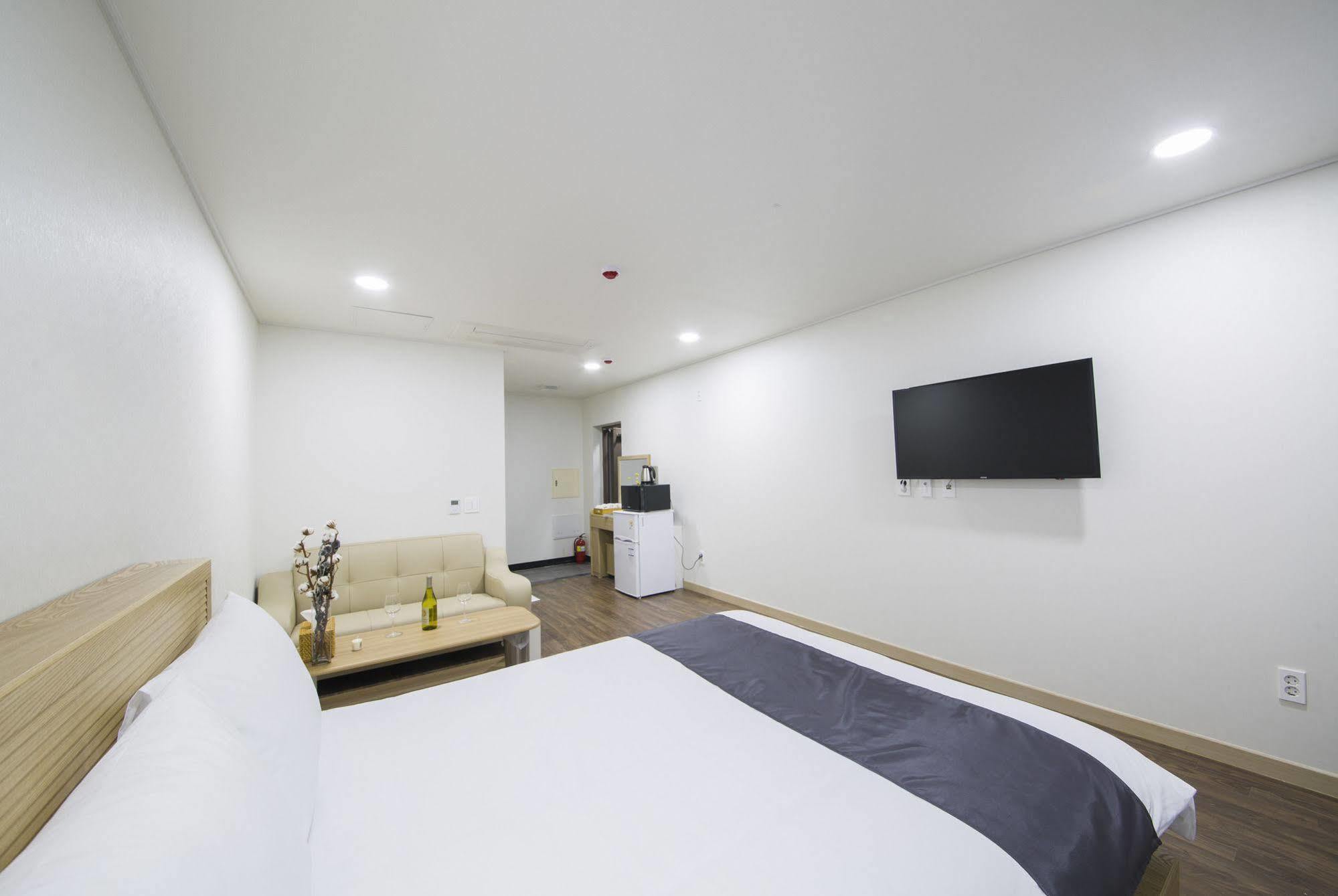 J Raum Resort Seogwipo Extérieur photo