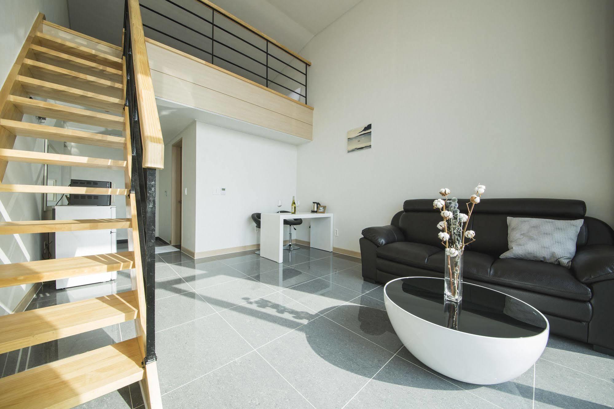 J Raum Resort Seogwipo Extérieur photo