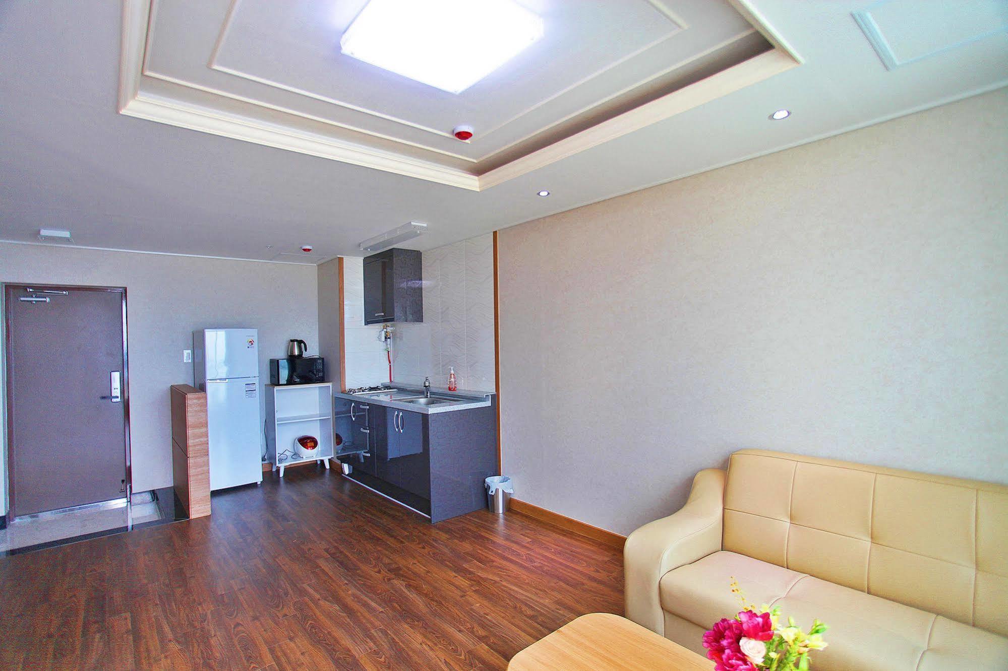 J Raum Resort Seogwipo Extérieur photo