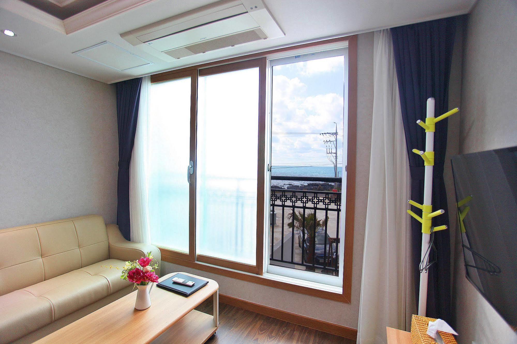J Raum Resort Seogwipo Extérieur photo