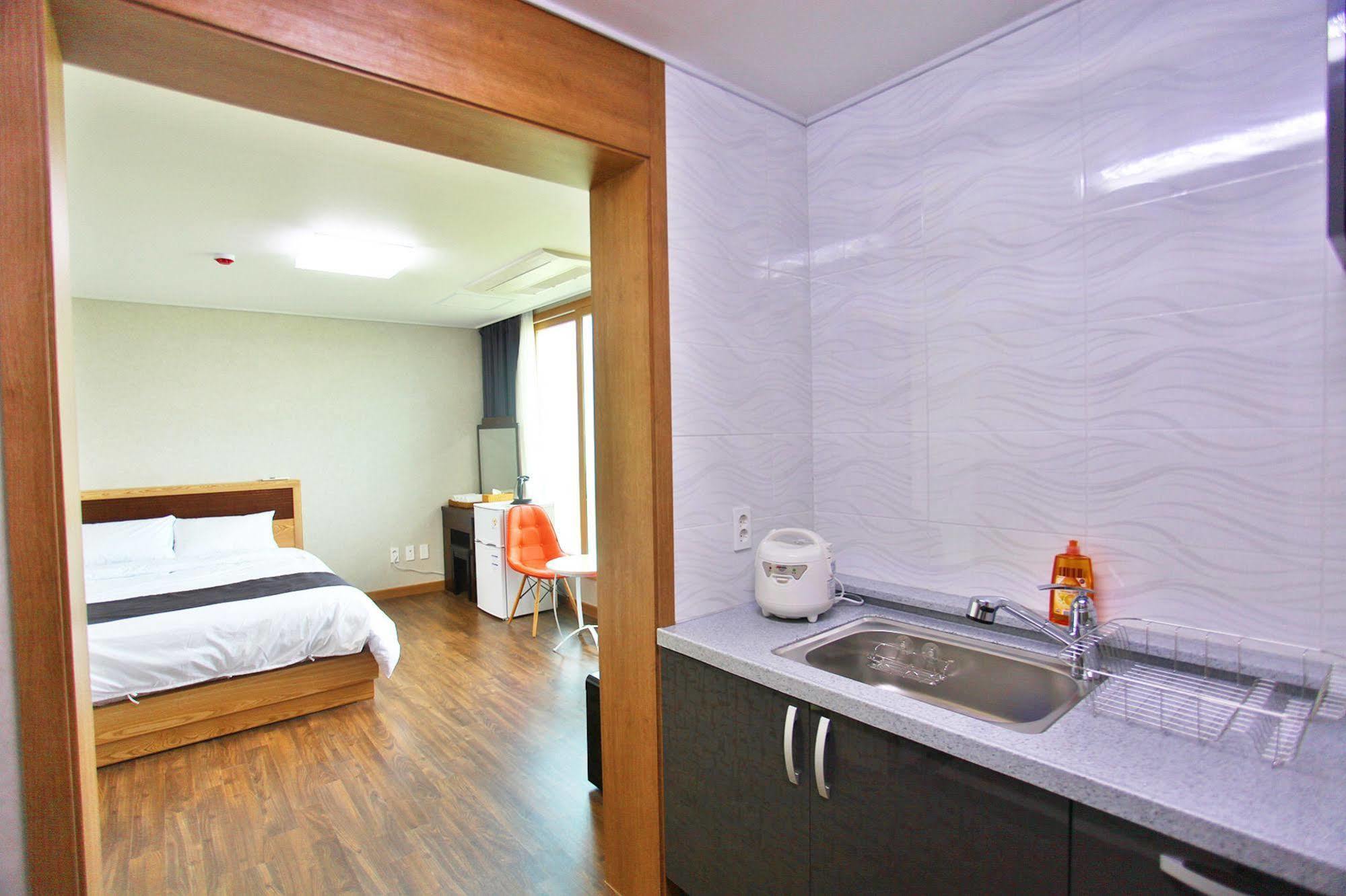J Raum Resort Seogwipo Extérieur photo
