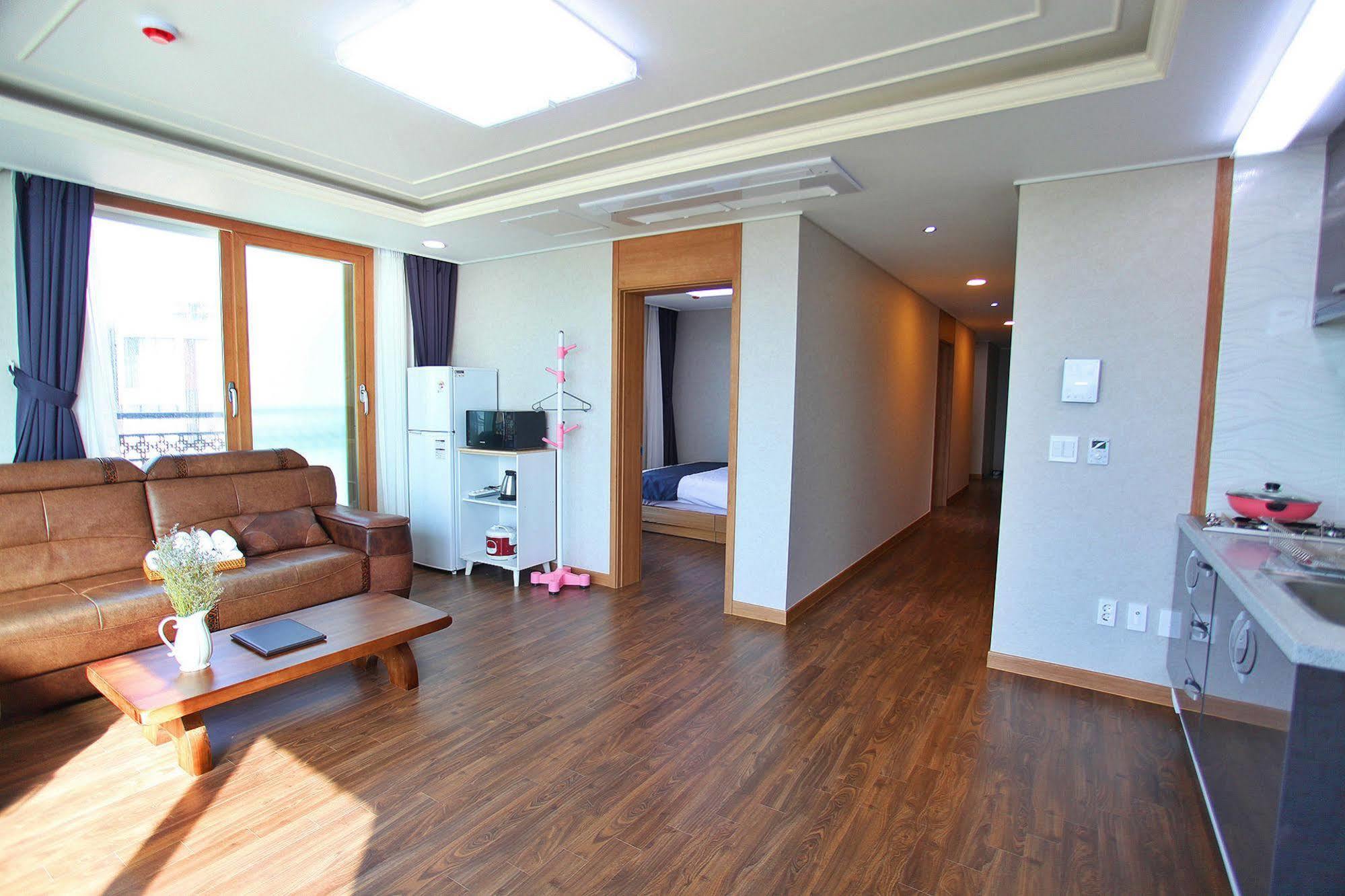 J Raum Resort Seogwipo Extérieur photo