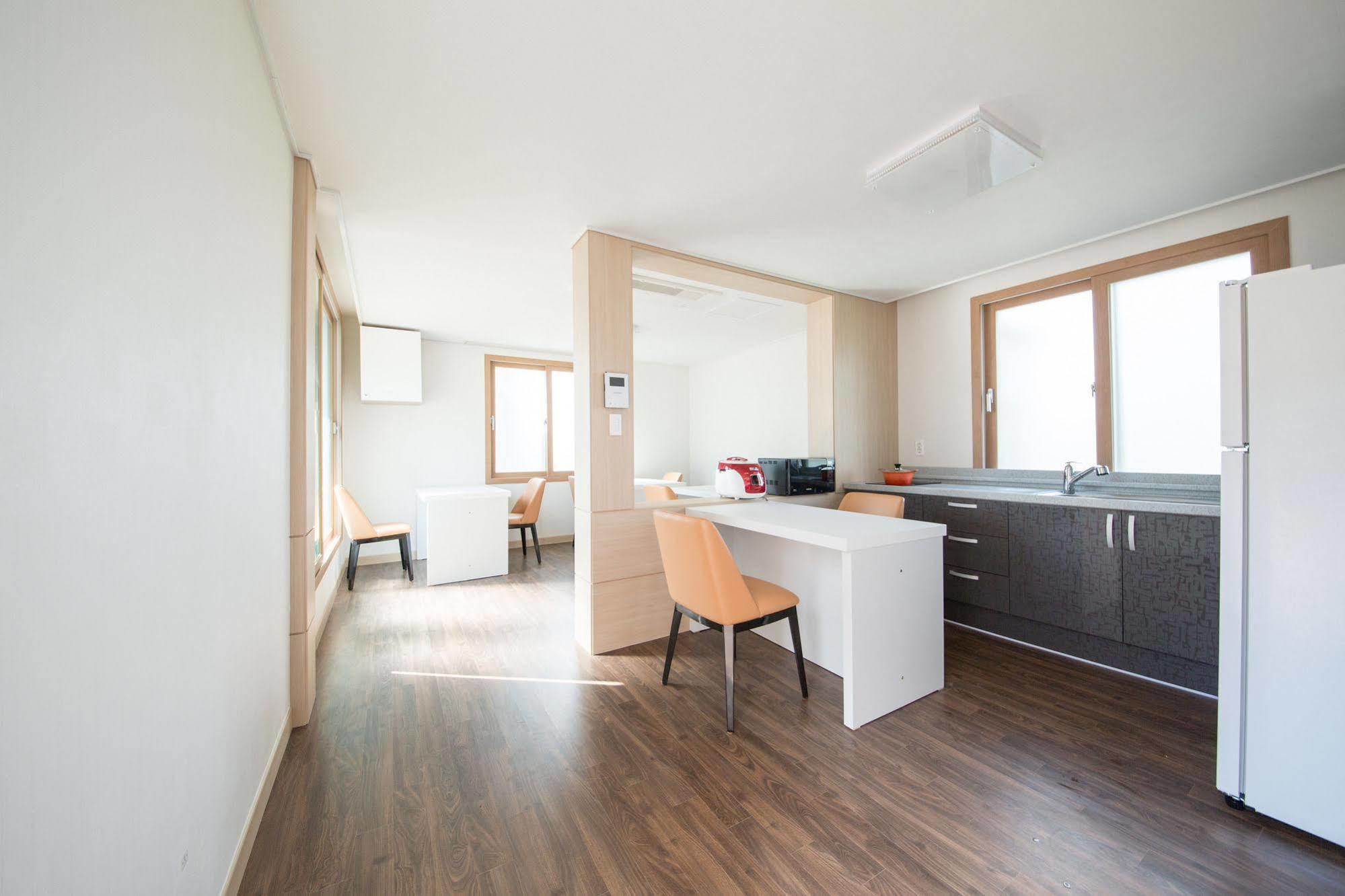 J Raum Resort Seogwipo Extérieur photo